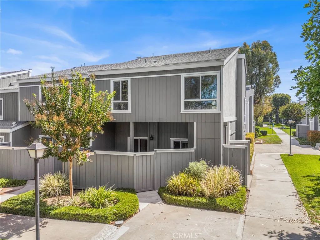 2710 W Segerstrom Avenue F, Santa Ana, CA 92704