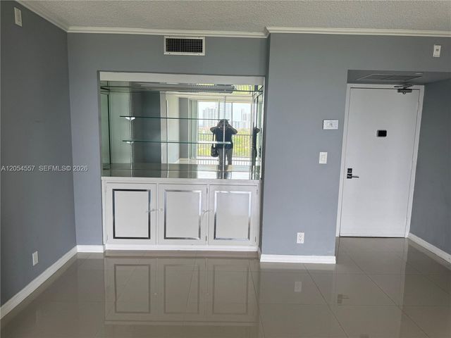 20335 W Country Club Dr 1206, Aventura, FL 33180