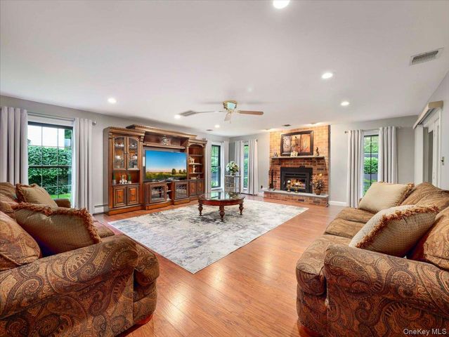 10 Burham Drive, Smithtown, NY 11787
