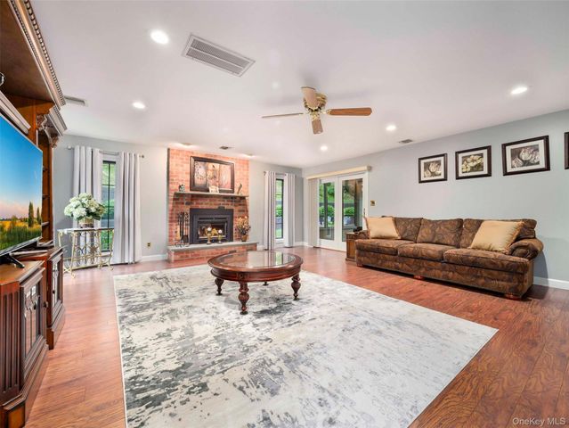 10 Burham Drive, Smithtown, NY 11787