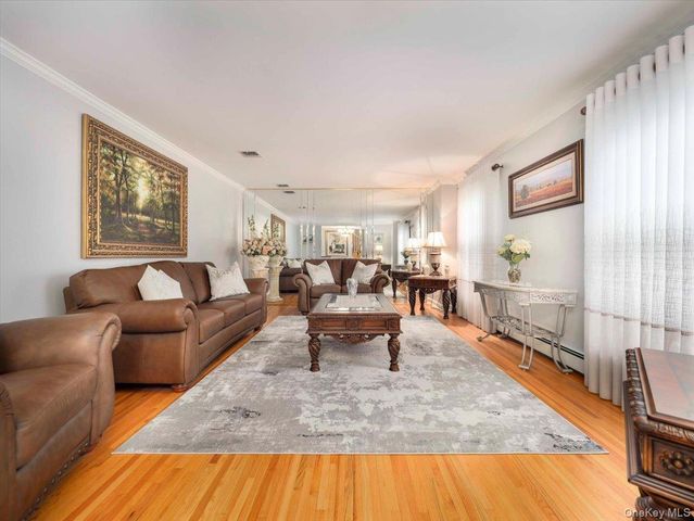 10 Burham Drive, Smithtown, NY 11787