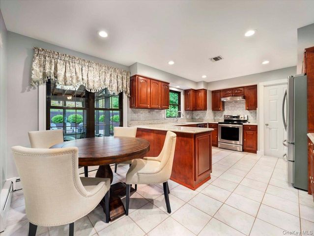 10 Burham Drive, Smithtown, NY 11787