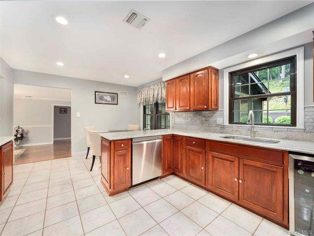 10 Burham Drive, Smithtown, NY 11787