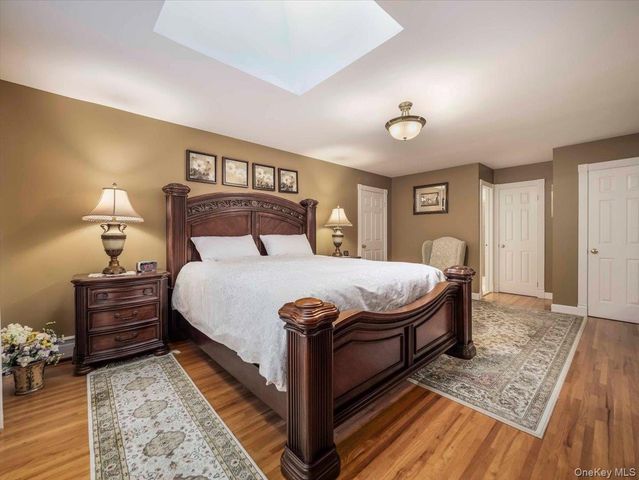 10 Burham Drive, Smithtown, NY 11787