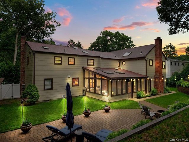 10 Burham Drive, Smithtown, NY 11787