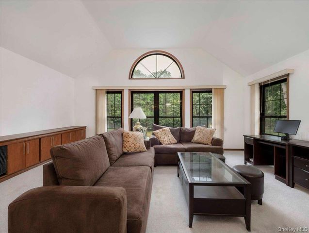 10 Burham Drive, Smithtown, NY 11787