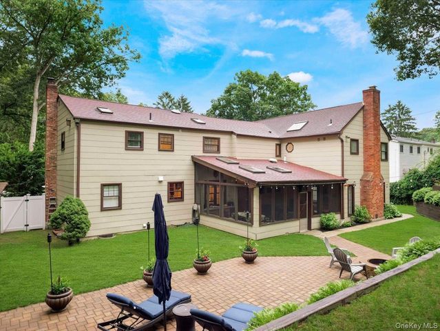 10 Burham Drive, Smithtown, NY 11787