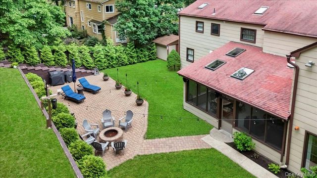 10 Burham Drive, Smithtown, NY 11787
