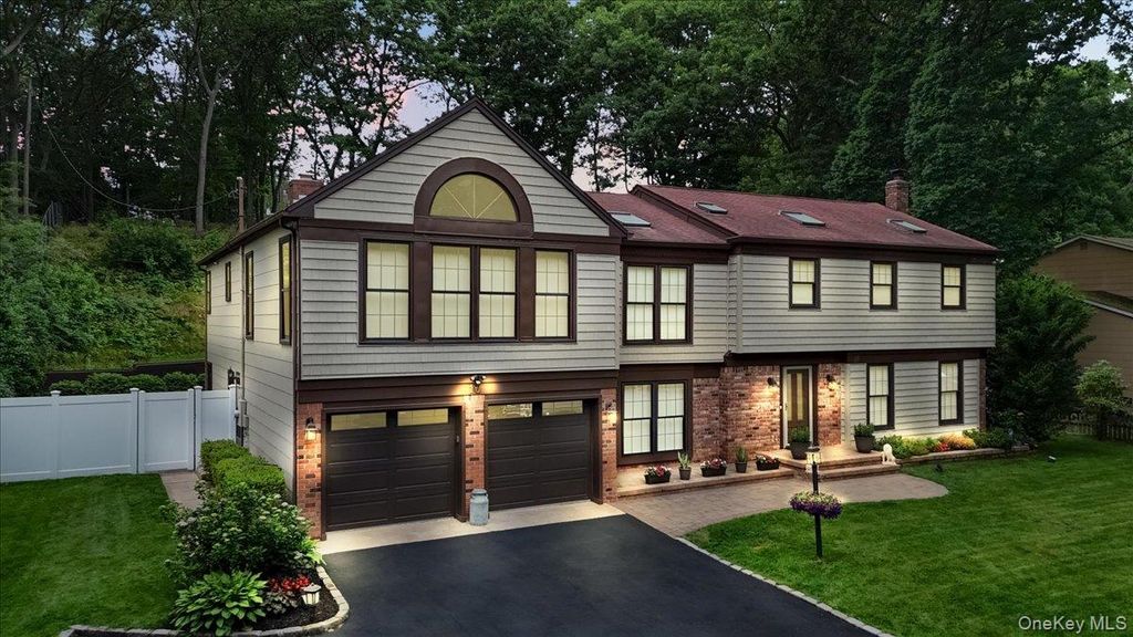 10 Burham Drive, Smithtown, NY 11787
