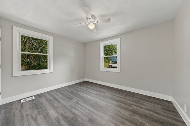 1300 Sunnyview Dr, Clarksville, TN 37040