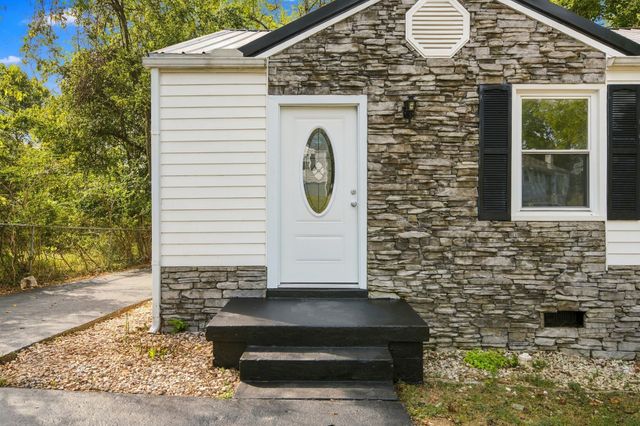 1300 Sunnyview Dr, Clarksville, TN 37040