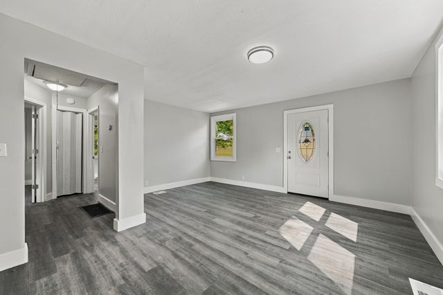 1300 Sunnyview Dr, Clarksville, TN 37040