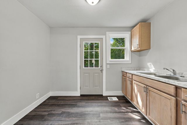 1300 Sunnyview Dr, Clarksville, TN 37040