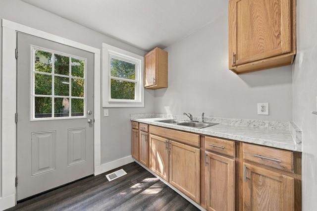 1300 Sunnyview Dr, Clarksville, TN 37040