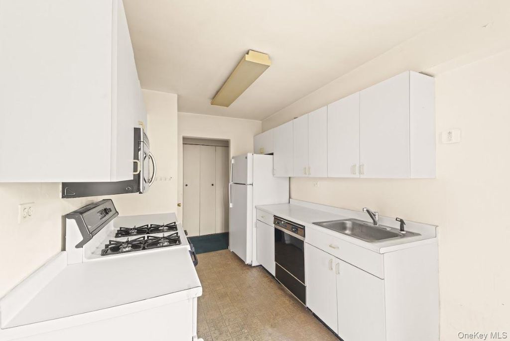 18-75 Corporal Kennedy Street 3J, Bayside, NY 11360 — photo 5