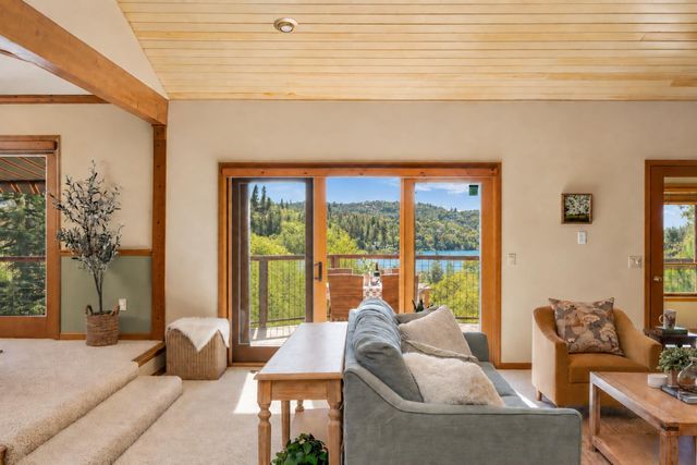 13868 Hemlock Dr, Penn Valley, CA 95946