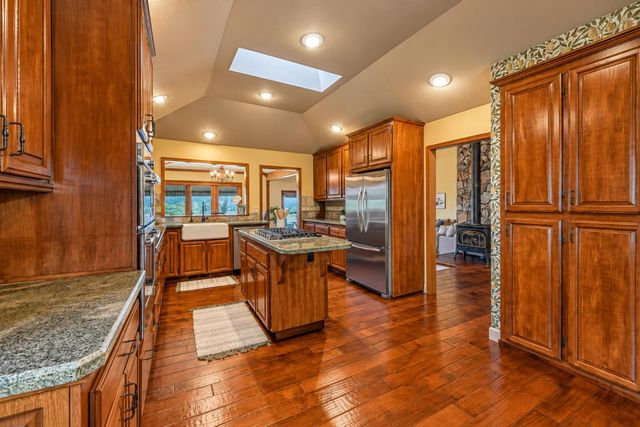 13868 Hemlock Dr, Penn Valley, CA 95946