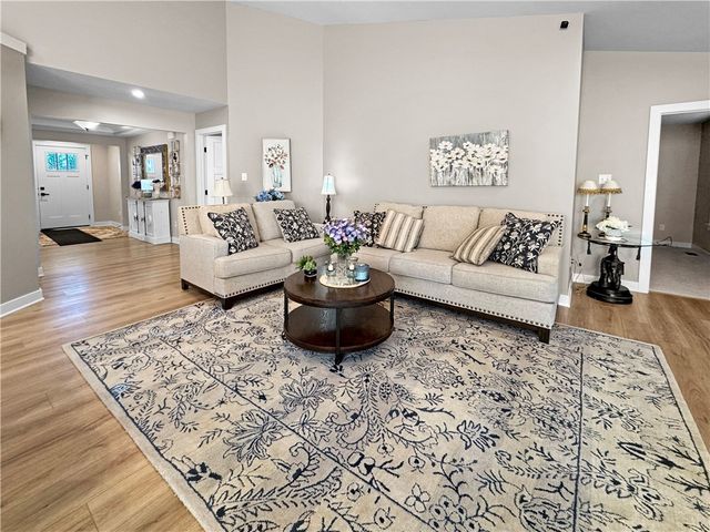 208 Mary Ln, Robinson Twp, PA 15108