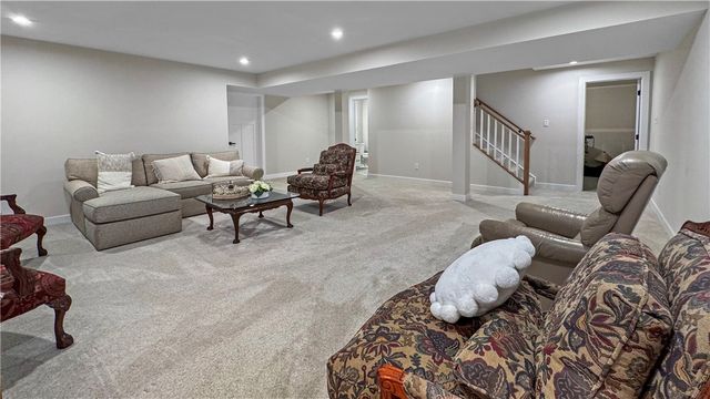 208 Mary Ln, Robinson Twp, PA 15108