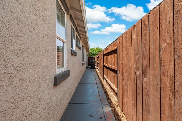 348 Lone Spur Dr, Folsom, CA 95630