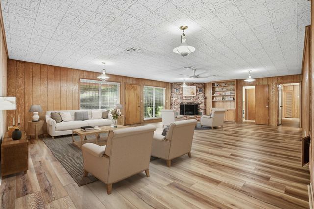 10240 Post Oak Drive, Conroe, TX 77385