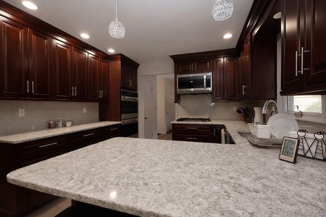 22 Palisades Court, Pomona, NY 10970