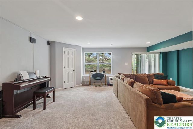 1055 King Way, Upper Macungie Twp, PA 18031