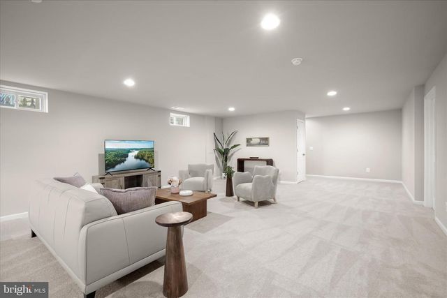 812 PENCOAST DR, Purcellville, VA 20132