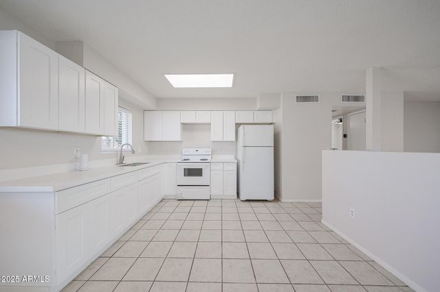 5614 W LA REATA Avenue, Phoenix, AZ 85035