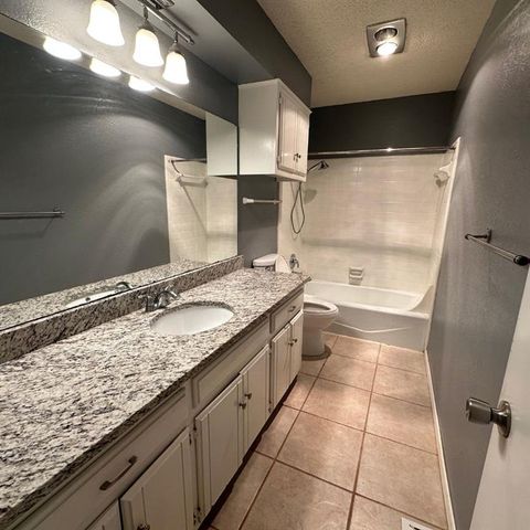 6928 Woodlake Drive, Oklahoma City, OK 73132