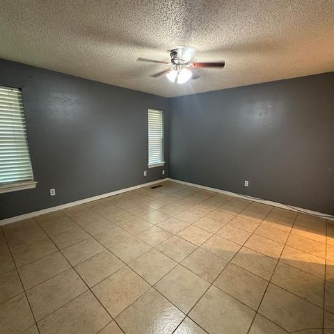 6928 Woodlake Drive, Oklahoma City, OK 73132