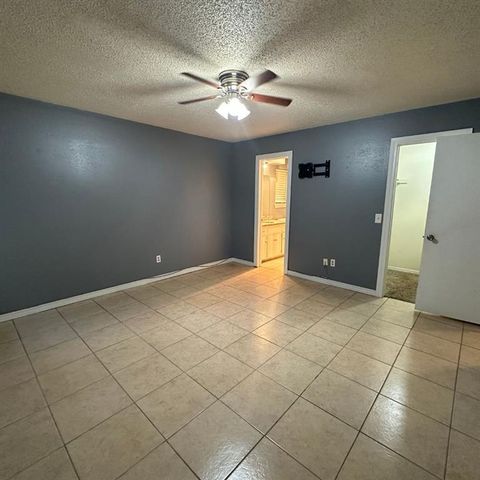 6928 Woodlake Drive, Oklahoma City, OK 73132