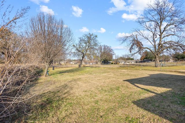2409 W Walker Street, Denison, TX 75020