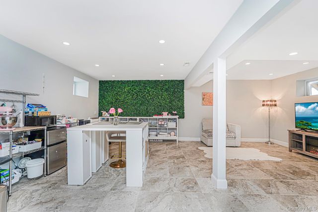 28 Drumgoole Road E, Staten Island, NY 10312