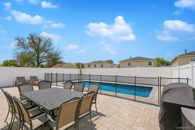 28 Drumgoole Road E, Staten Island, NY 10312