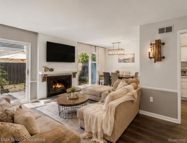1928 S Wickham W, Royal Oak, MI 48073