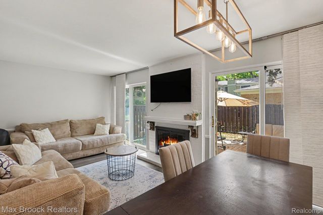 1928 S Wickham W, Royal Oak, MI 48073