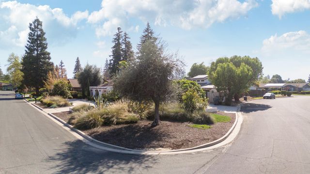 745 N Fulgham Court, Visalia, CA 93291