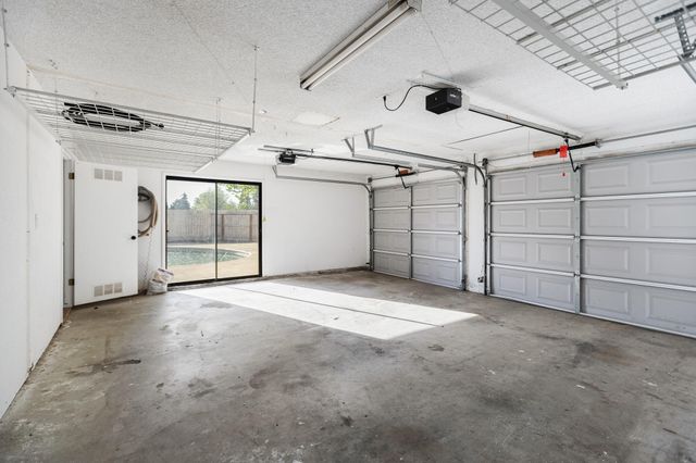 745 N Fulgham Court, Visalia, CA 93291