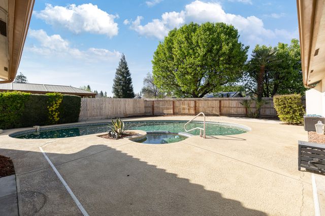 745 N Fulgham Court, Visalia, CA 93291