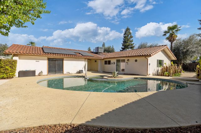 745 N Fulgham Court, Visalia, CA 93291