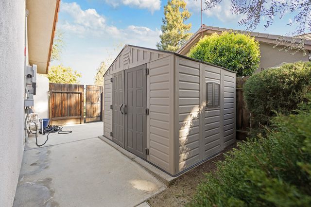 745 N Fulgham Court, Visalia, CA 93291