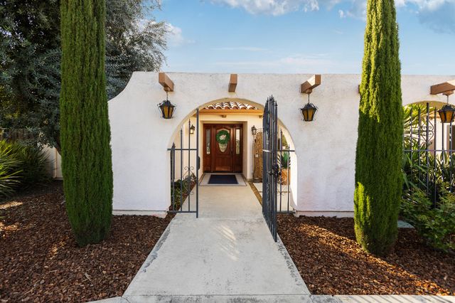 745 N Fulgham Court, Visalia, CA 93291