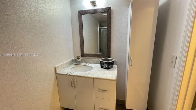 1200 Brickell Bay Dr 1702, Miami, FL 33131