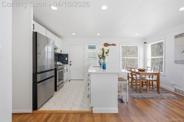 16600 Avon Avenue, Detroit, MI 48219