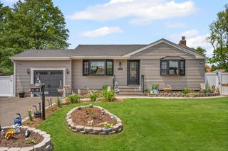 220 Farhan Lane, North Babylon, NY 11703