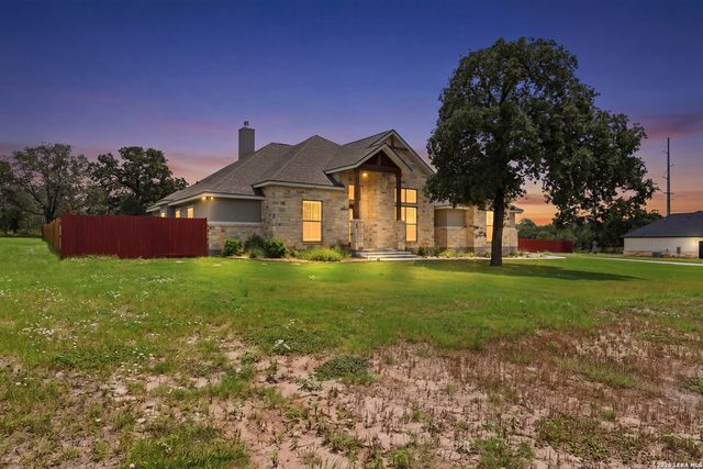 104 HONDO RDG, La Vernia, TX 78121