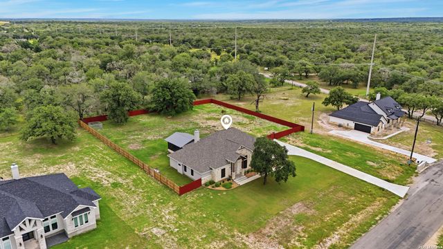 104 HONDO RDG, La Vernia, TX 78121