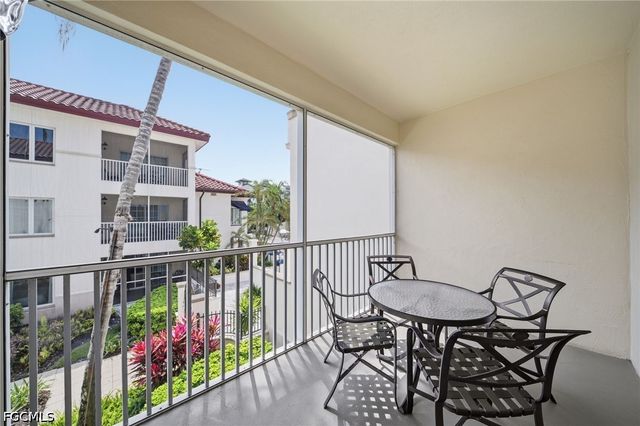 221 9th ST S 206, Naples, FL 34102