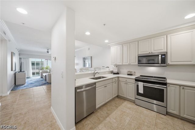 221 9th ST S 206, Naples, FL 34102